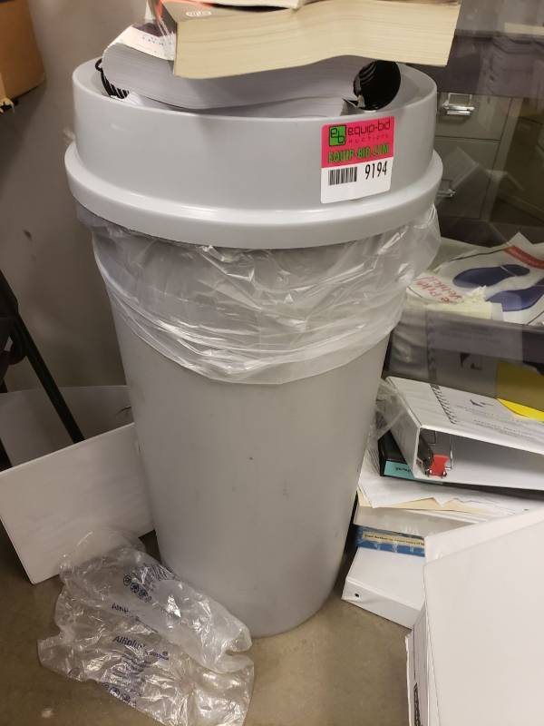 lot 9194 image: Trash can
