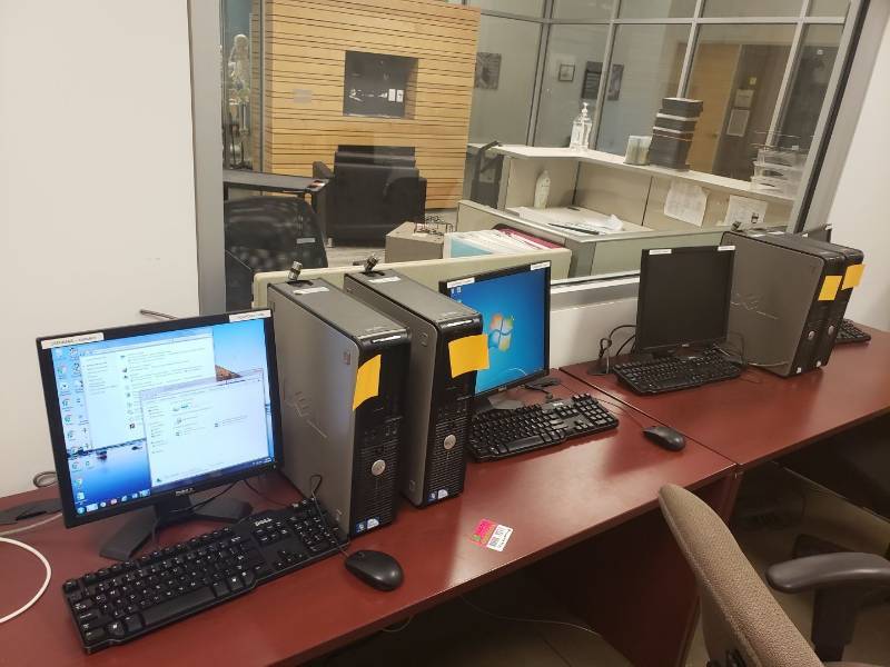 lot 9211 image: Lot (4) desktop computers in library
