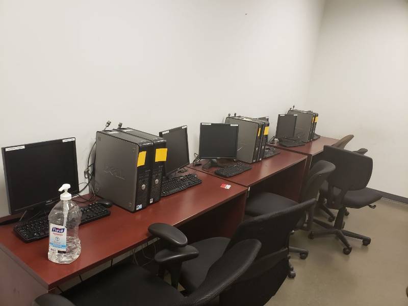 lot 9212 image: Lot (6) desktop computers in library