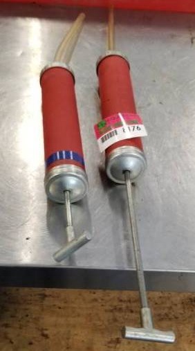 lot 8176 image: MAC Tools Handheld Oil Suction Guns
