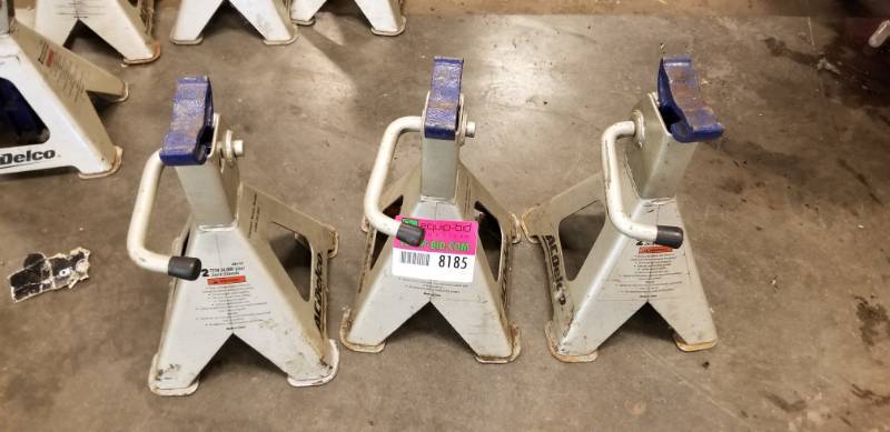 lot 8185 image: Lot of 3 Jack Stands