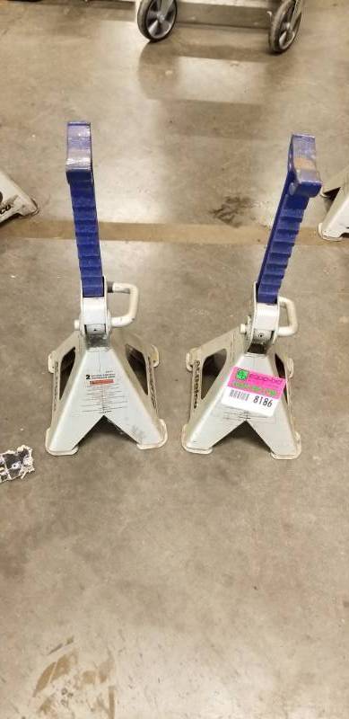 lot 8186 image: Lot of 2 Raised Jack Stands
