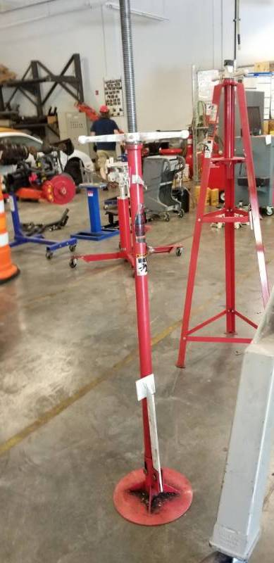 lot 8190 image: MAC Tools 34 Ton Underhoist Stand