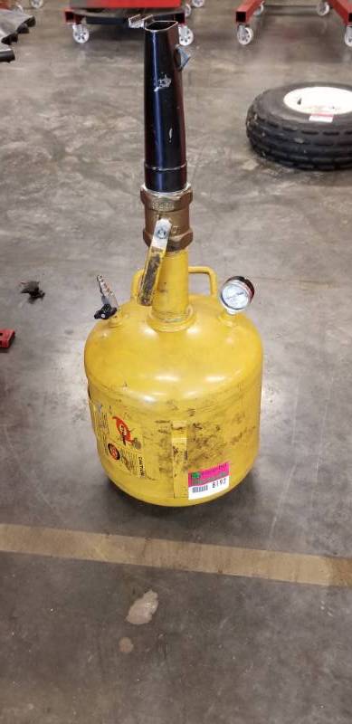 lot 8192 image: Cyclone Bead Seating Blast Tank