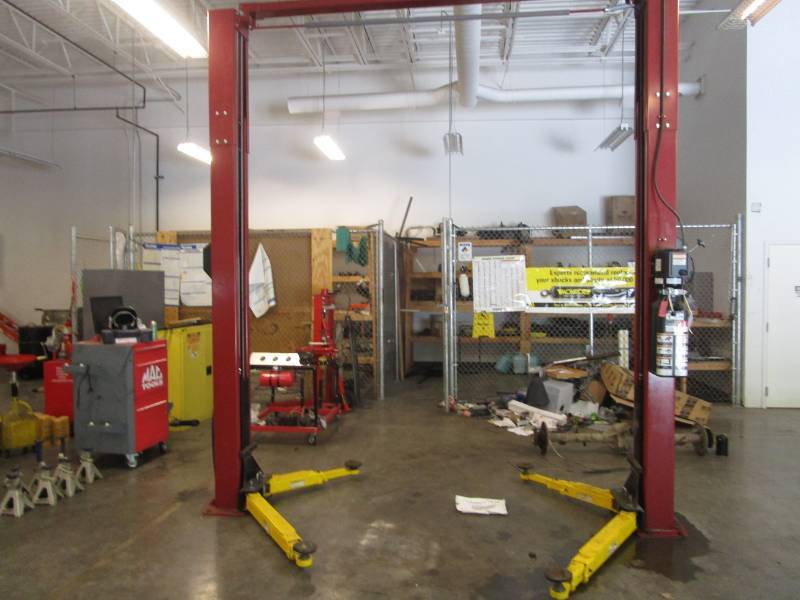 lot 8156 image: MAC Tools by Challenger Lifts Model LF210000E Produced 92012 Vehicle Frame Engaging Lift See Video