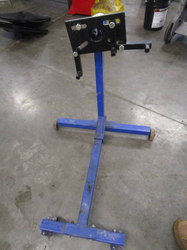 lot 8215 image: Westward 750lb Engine Stand