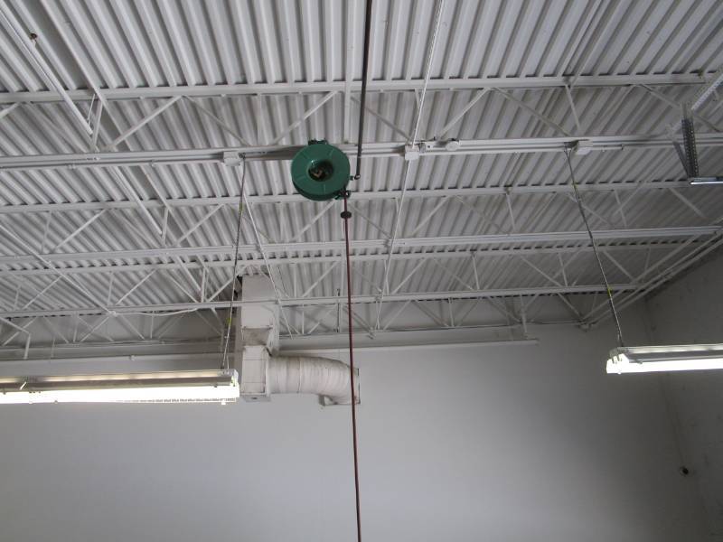 lot 9532 image: Suspended Air Hose Reel Buyer Must Remove