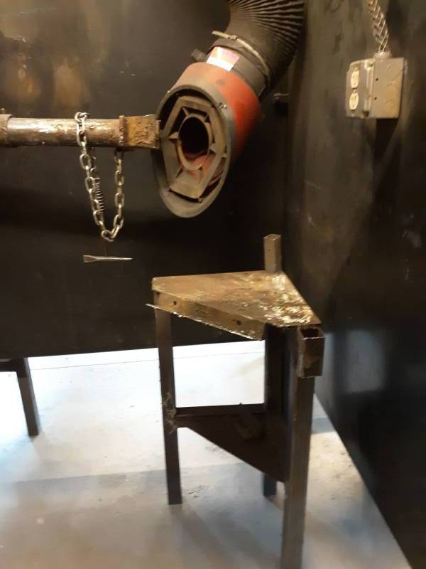 lot 9589 image: Lincoln Electric LTA Telescopic Extraction Arm  and Corner Steel Welding Table Buyer Must Remove