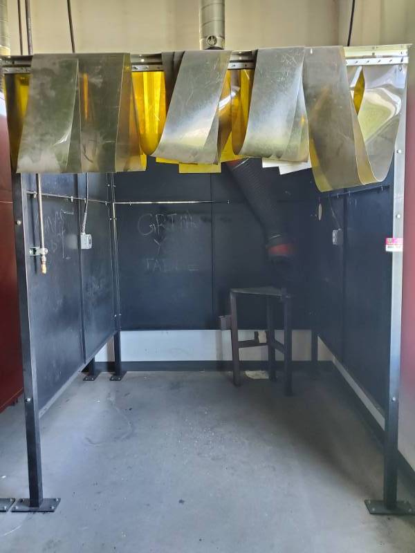lot 9668 image: Single Welding Cubicle Buyer Must Remove