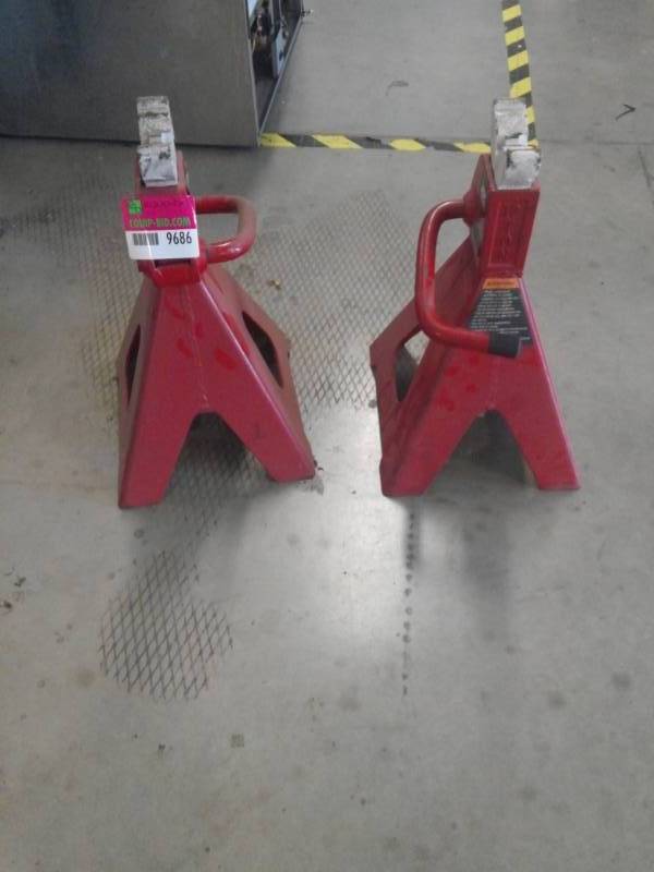 lot 9686 image: Mac Tools Ratchet Style 12-TON JACK STANDS