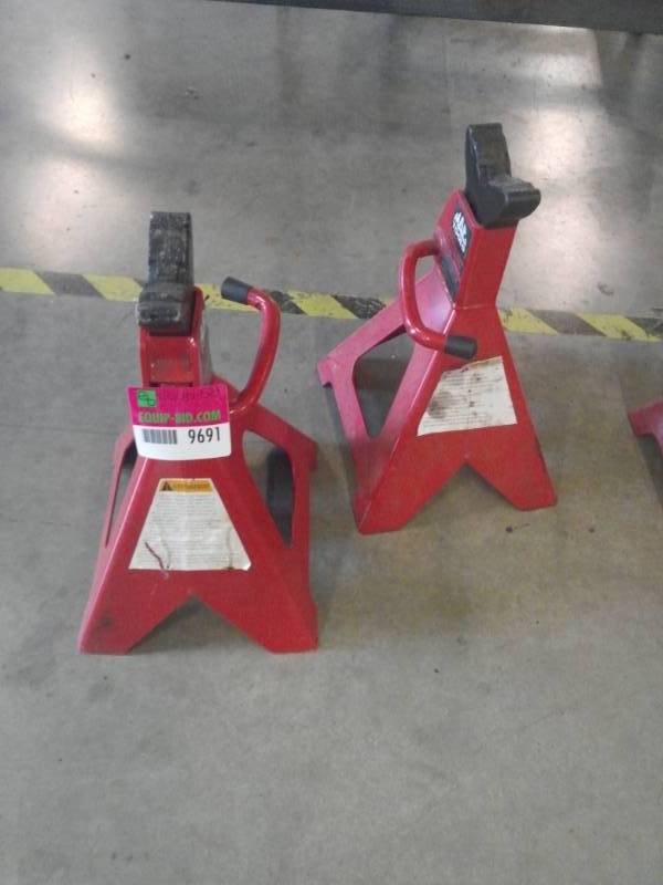 lot 9691 image: Mac Tools Ratchet Style 6-TON JACK STANDS