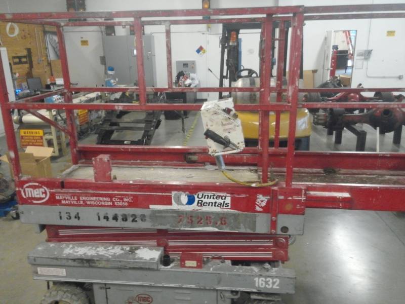 lot 1315 image: MEC #1632 Mayville Engineering Co. 24 Volt Electric Platform Lift Fully Functioning See Video