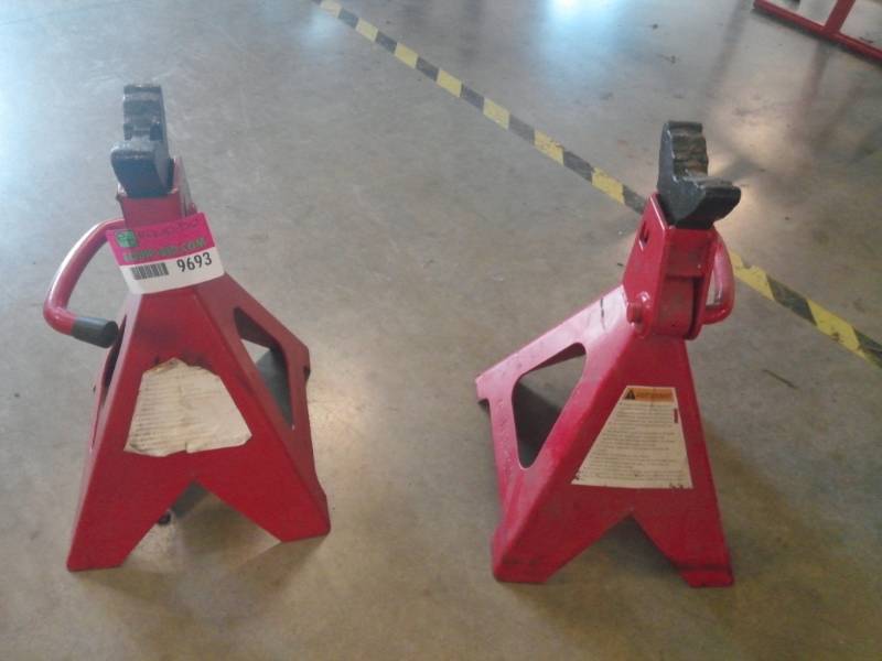 lot 9693 image: Mac Tools Ratchet Style 6-TON JACK STANDS