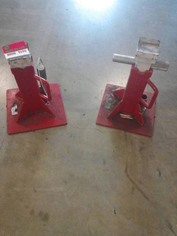 lot 9696 image: Mac Tools Ratchet Style 22-TON JACK STANDS