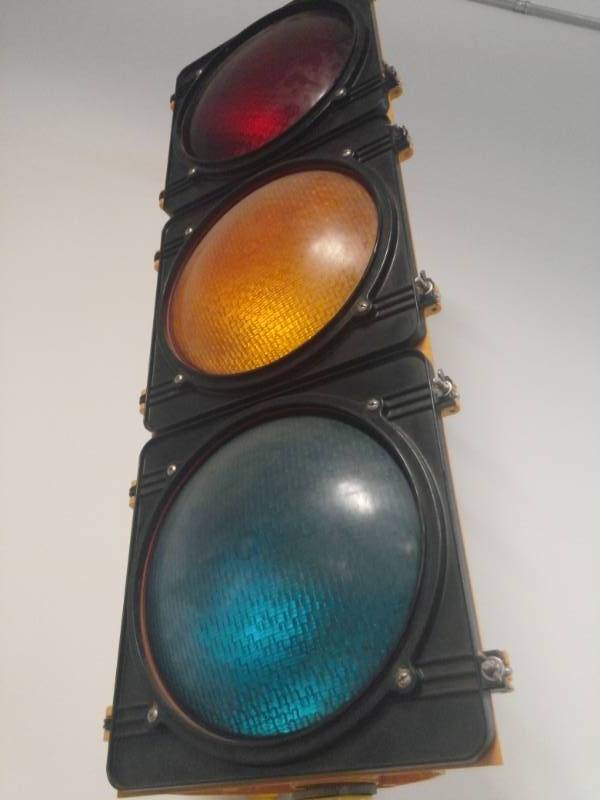 lot 8354 image: Stop Light  Buyer Must Remove