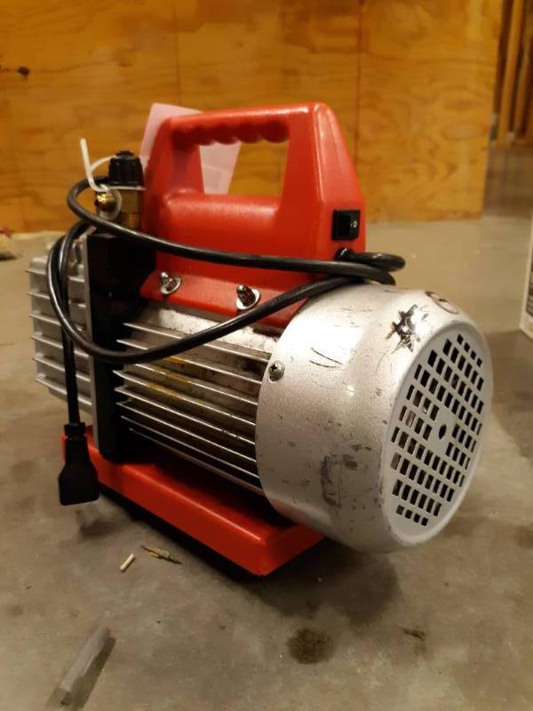 lot 8376 image: Robinair Vacumaster High Performance Pump