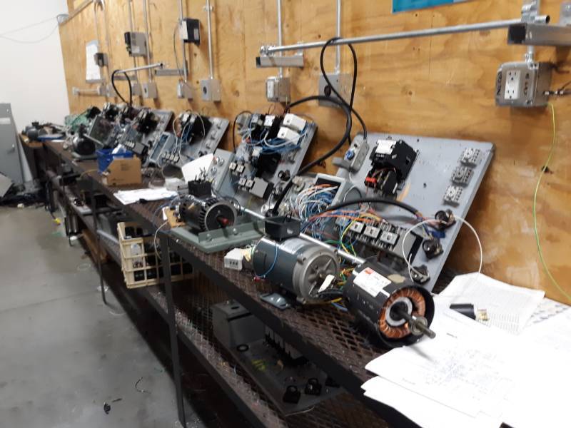 lot 8413 image: Contents of Electrical Components Table Not Included