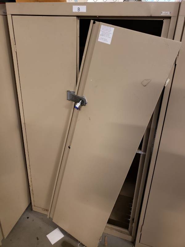 lot 8122 image: Metal cabinet