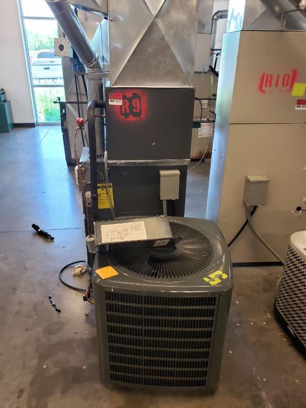 lot 8019 image: Complete Air Conditioning System