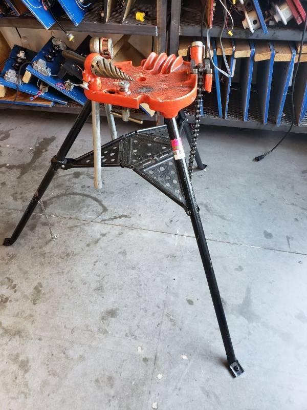 lot 8025 image: RIDGID Model 450 Portable TRISTAND Chain Vise