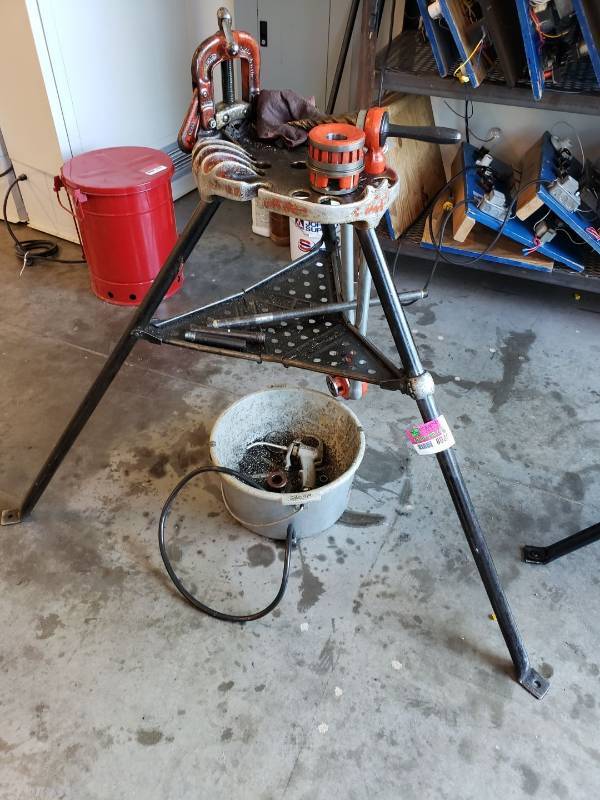 lot 8026 image: Rigid vise and oiler