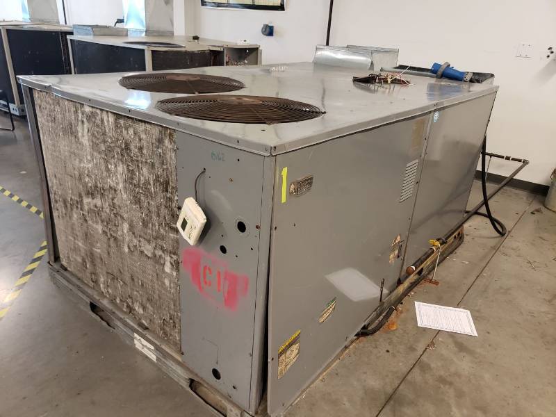 lot 8065 image: RTU unit with gas heat