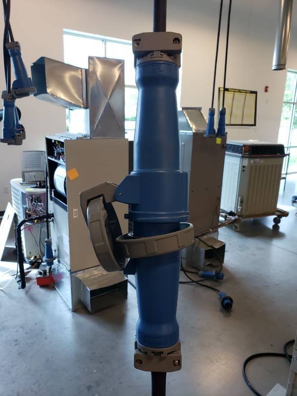 lot 8117 image: Hubbell PIN & SLEEVE CONNECTOR 60AMP 250VAC 2P 3W IP67 WATERTIGHT