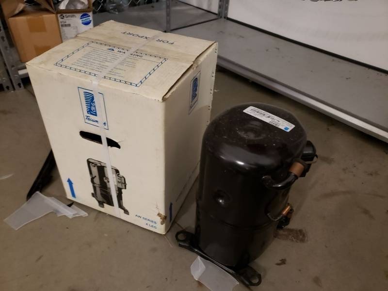 lot 8246 image: (2) New RECIPROCATING COMPRESSORS R-22