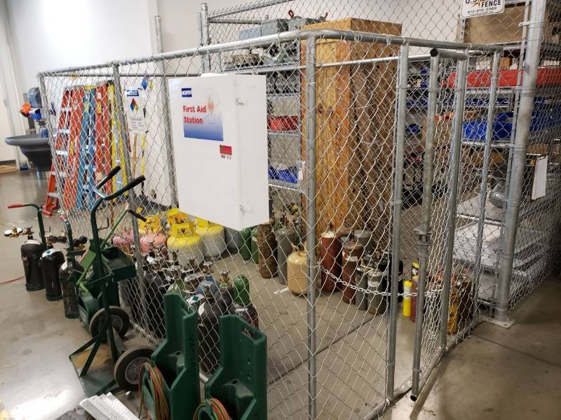 lot 8257 image: 6 x 10 metal cage with door