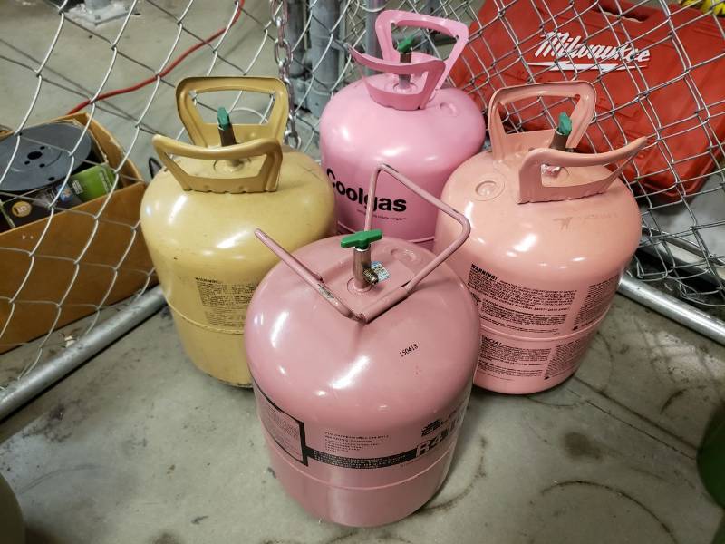 lot 8286 image: 4 Freon Tanks