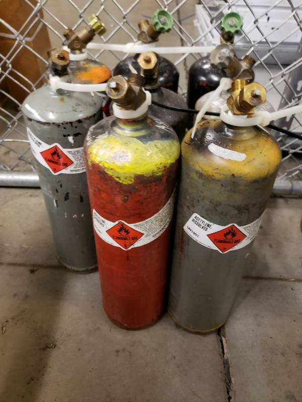 lot 8304 image: Lot (8) Acetylene tanks