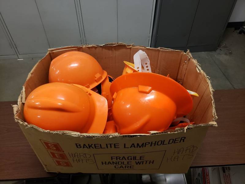 lot 8323 image: Lot of 13 hardhats