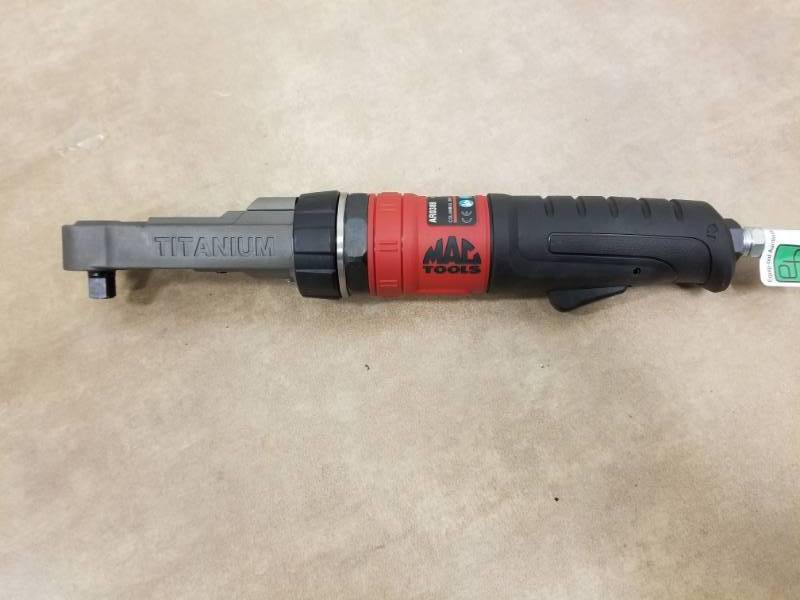 lot 7028 image: Mac Tools 38in Close Quarter Sealed Head Air Ratchet