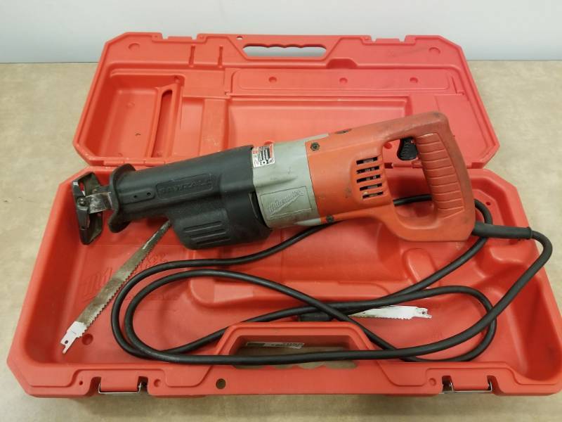 lot 7058 image: Milwaukee Electric Sawzall 20V