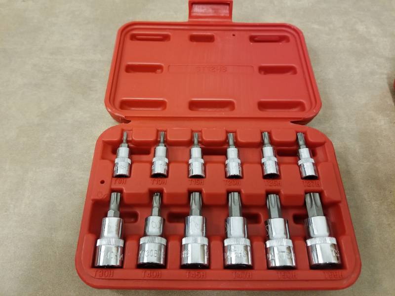 lot 7082 image: Mac Tools 12-PC. 14  and 38  Drive Tamper-Resistant Star Driver Set