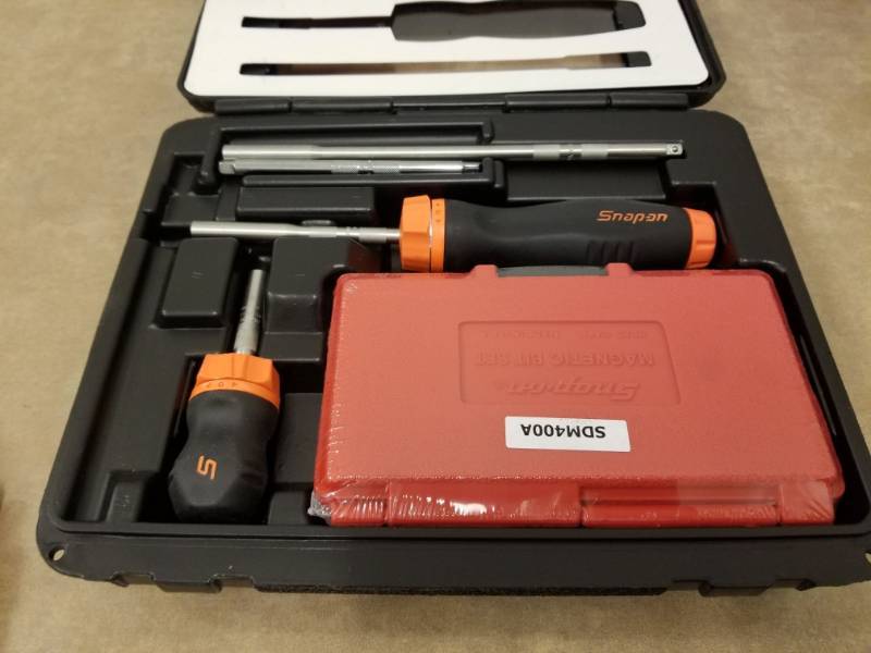 lot 7121 image: Snap-On 6 PC Ratcheting Soft Grip Screwdriver Set With 37 PC Bit Kit