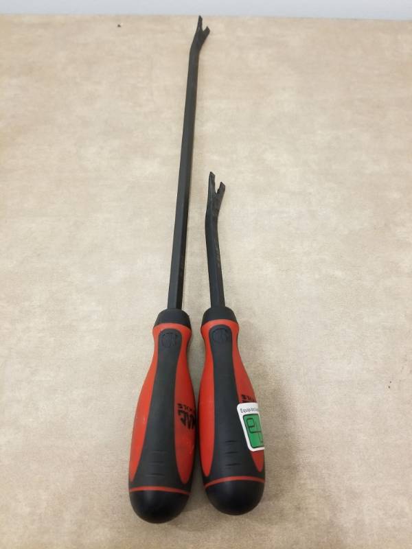 lot 7208 image: MAC Tools Door Upholstery Clip Remover