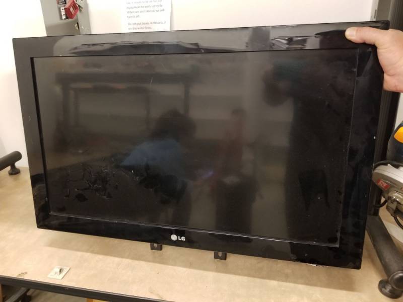 lot 7230 image: LG 32In LED TV