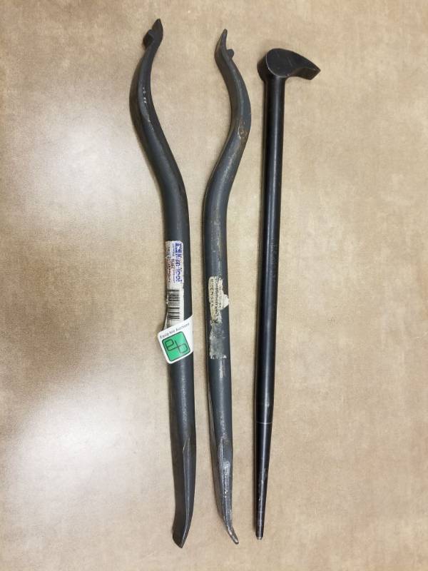 lot 7272 image: Ken Tool 15in Motorcyle MountDemount Tool (2) and MAC 16in Rolling Head Pray Bar