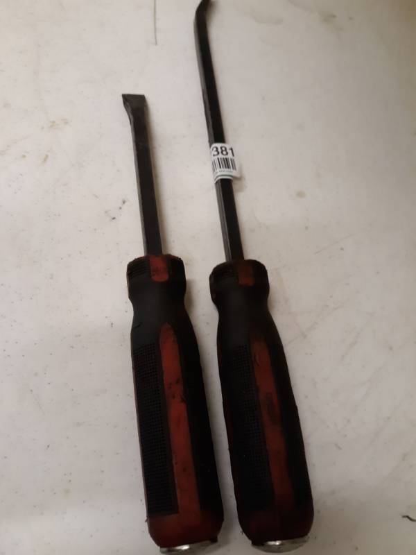 lot 7381 image: Mac Pry Bars 16.5 & 11.5 in