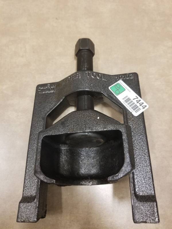 lot 7444 image: Tiger Tool U Joint Puller 10102