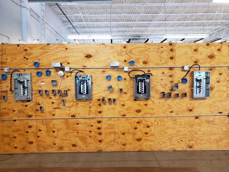 lot 8423 image: Lot of Panel Breakers