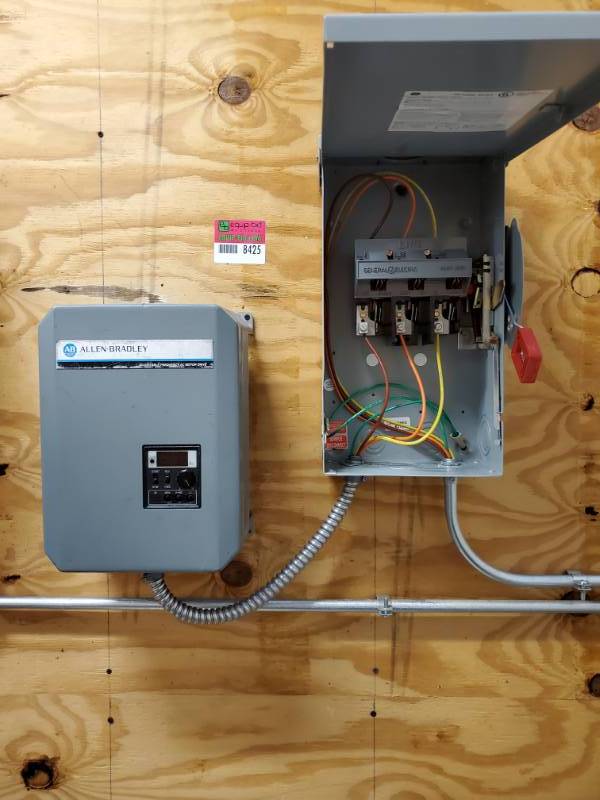lot 8425 image: Allen Bradley Adjustable AC Motor Drive and OnOff Box
