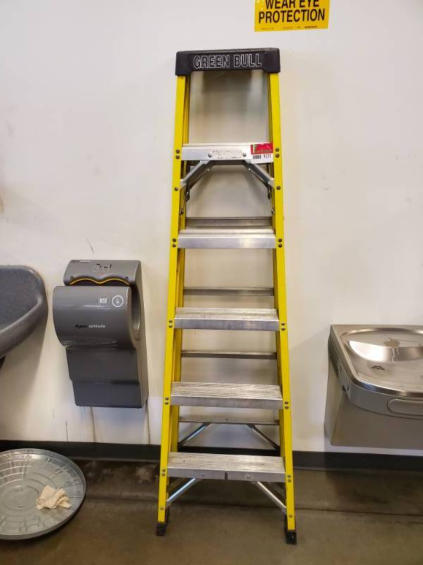 lot 9771 image: Green Bull 6ft Aluminum Ladder