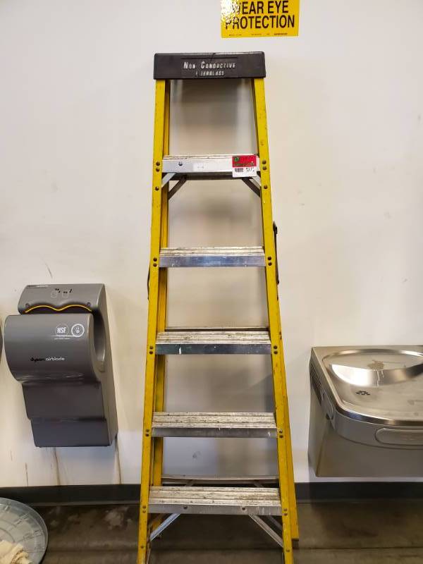lot 9772 image: Werner 6ft Fiberglass Ladder