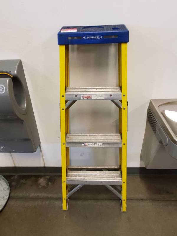 lot 9733 image: Werner 4ft Fiberglass Ladder