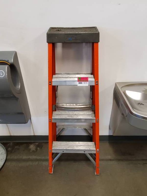 lot 9774 image: 4ft Aluminum Ladder