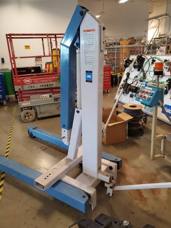 lot 8356 image: OTC Tools & Equipment (OTC1820) 4400 lbs. Floor Crane
