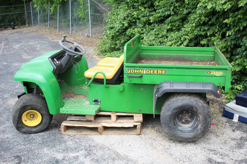lot 2105 image: John Deere 4x2 Electric Gator