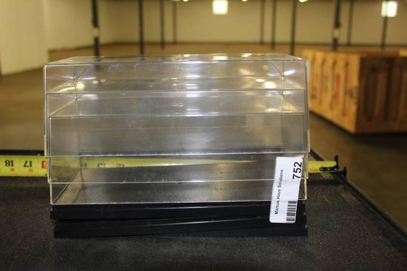 lot 752 image: 3 Display Cases